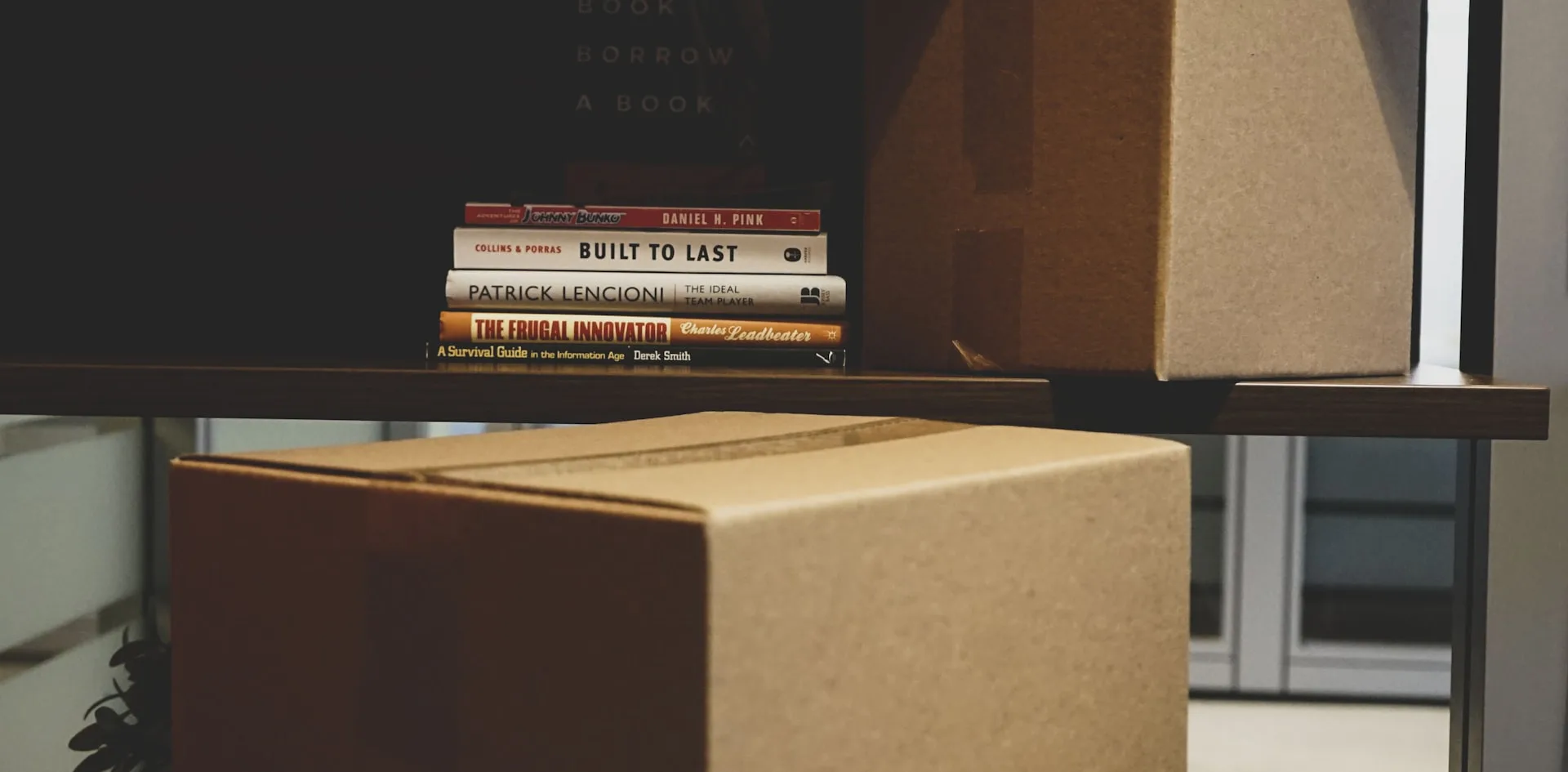 Cartons de déménagement dans un bureau d'entreprise, avec livres et dossiers